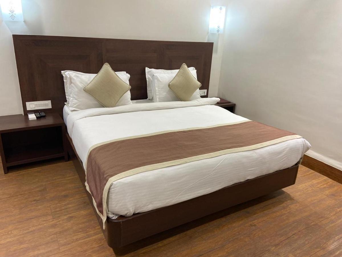 Chryso Hotels Pvt Ltd Ankleshwar Exterior foto