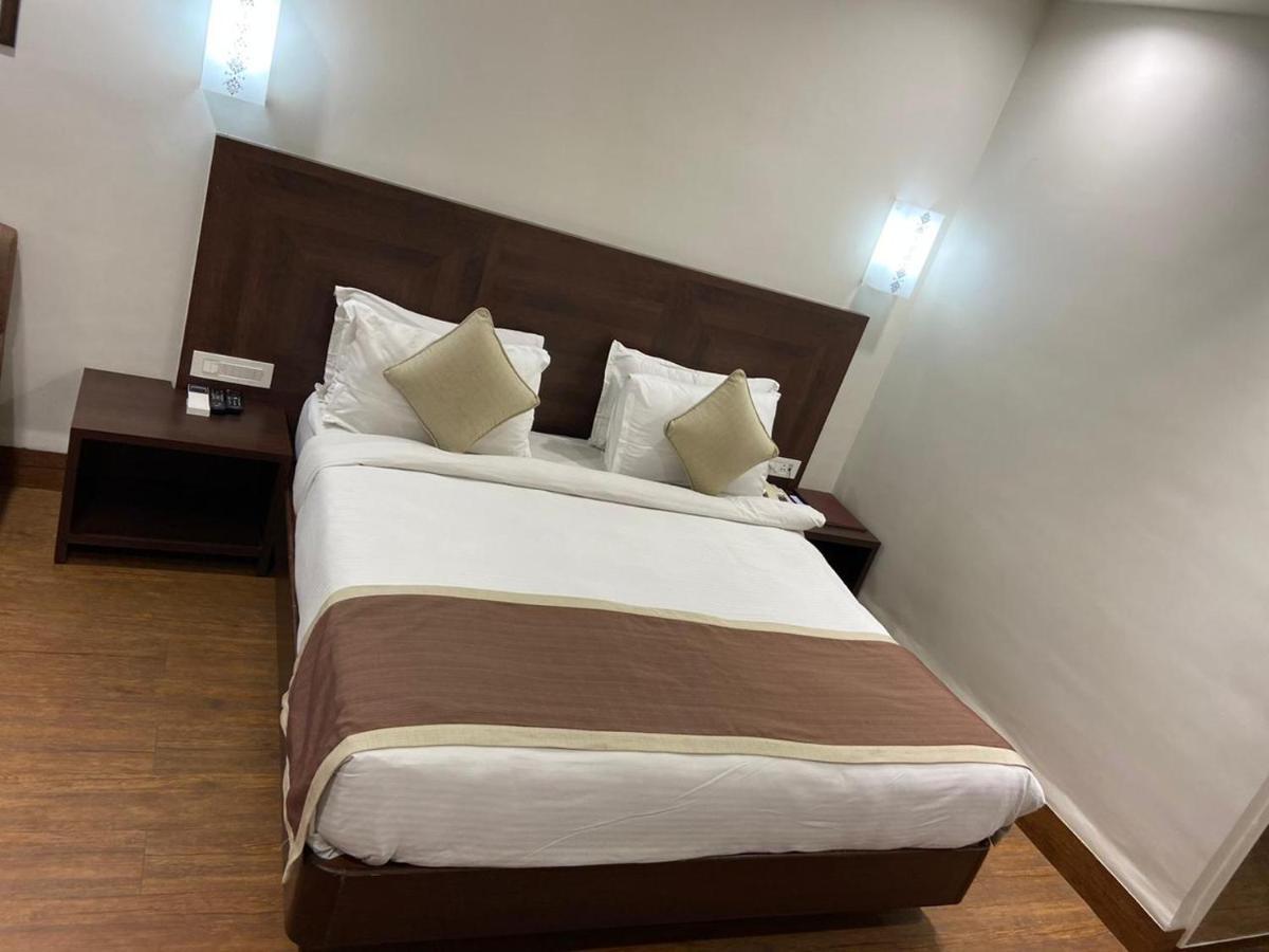 Chryso Hotels Pvt Ltd Ankleshwar Exterior foto