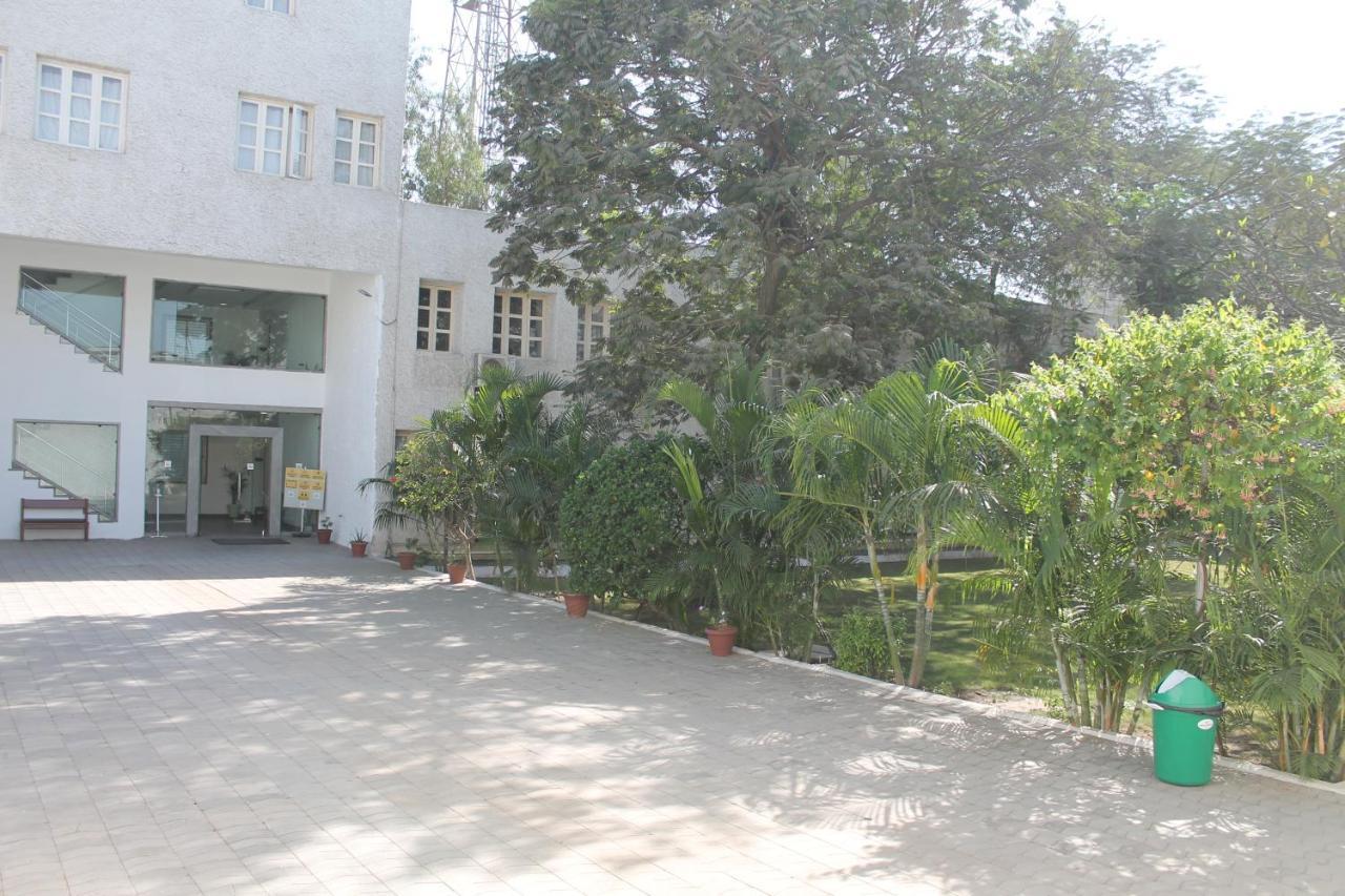 Chryso Hotels Pvt Ltd Ankleshwar Exterior foto