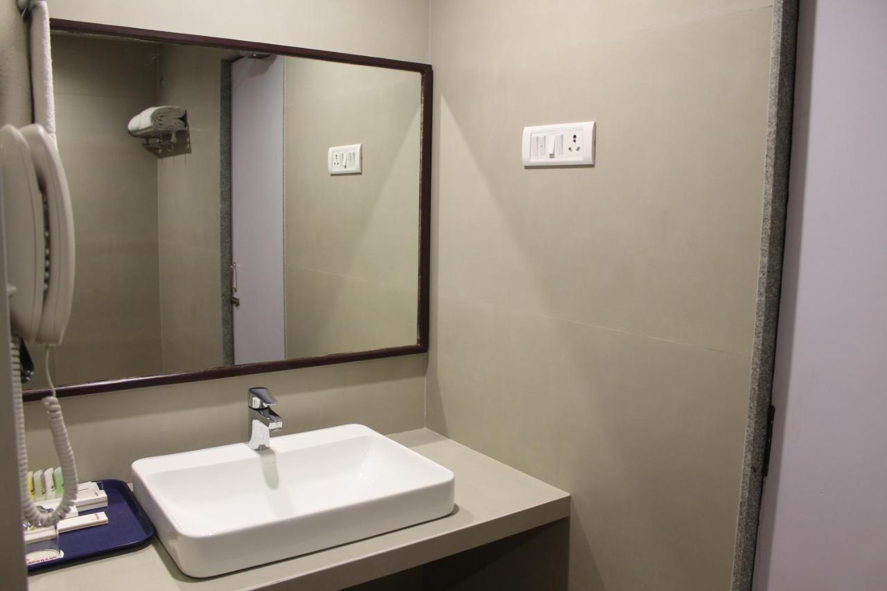 Chryso Hotels Pvt Ltd Ankleshwar Exterior foto