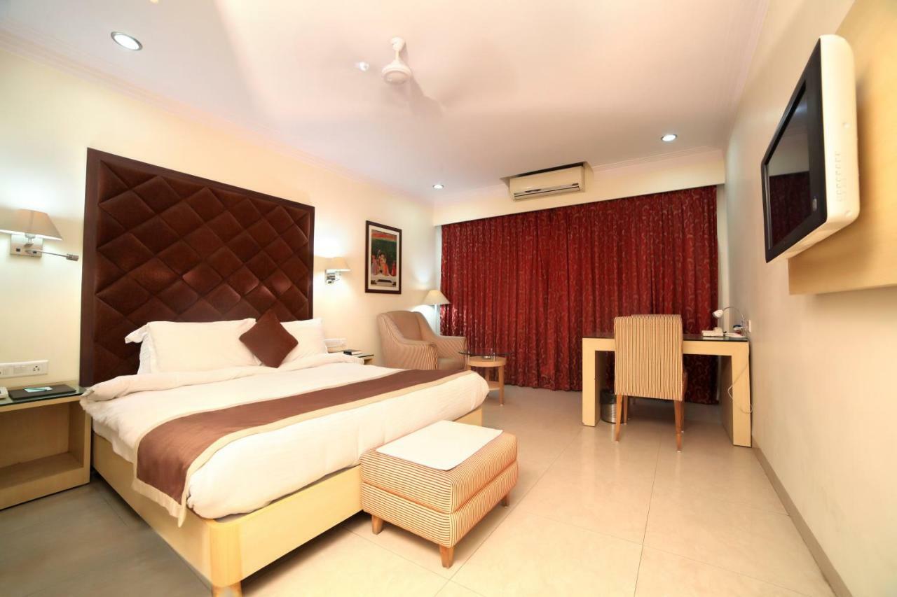 Chryso Hotels Pvt Ltd Ankleshwar Exterior foto